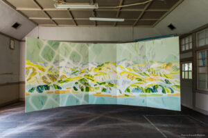 “遭難のとき/Lost in the Mountains”, 2019, Oil on cotton on panel, 200x460cm, exhibited in 〈 Nakanojo Biennale 2019 〉 Photo by Kazuyuki Miyamoto